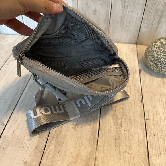 NWT LULULEMON EVERYWHERE BELT BAG SILVER DROP/ WHITE WATERMARK - Picture 2 of 4